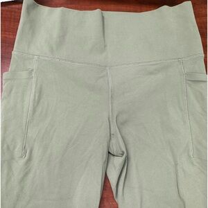 Athleta Salutation Stash Pocket Capris. Size Medium.